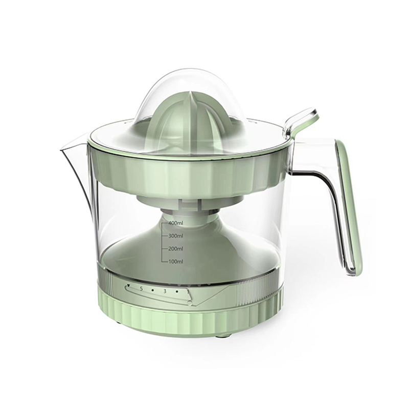 How do citrus juicers maintain juice freshness and prevent pulp or seeds from contaminating the juice?